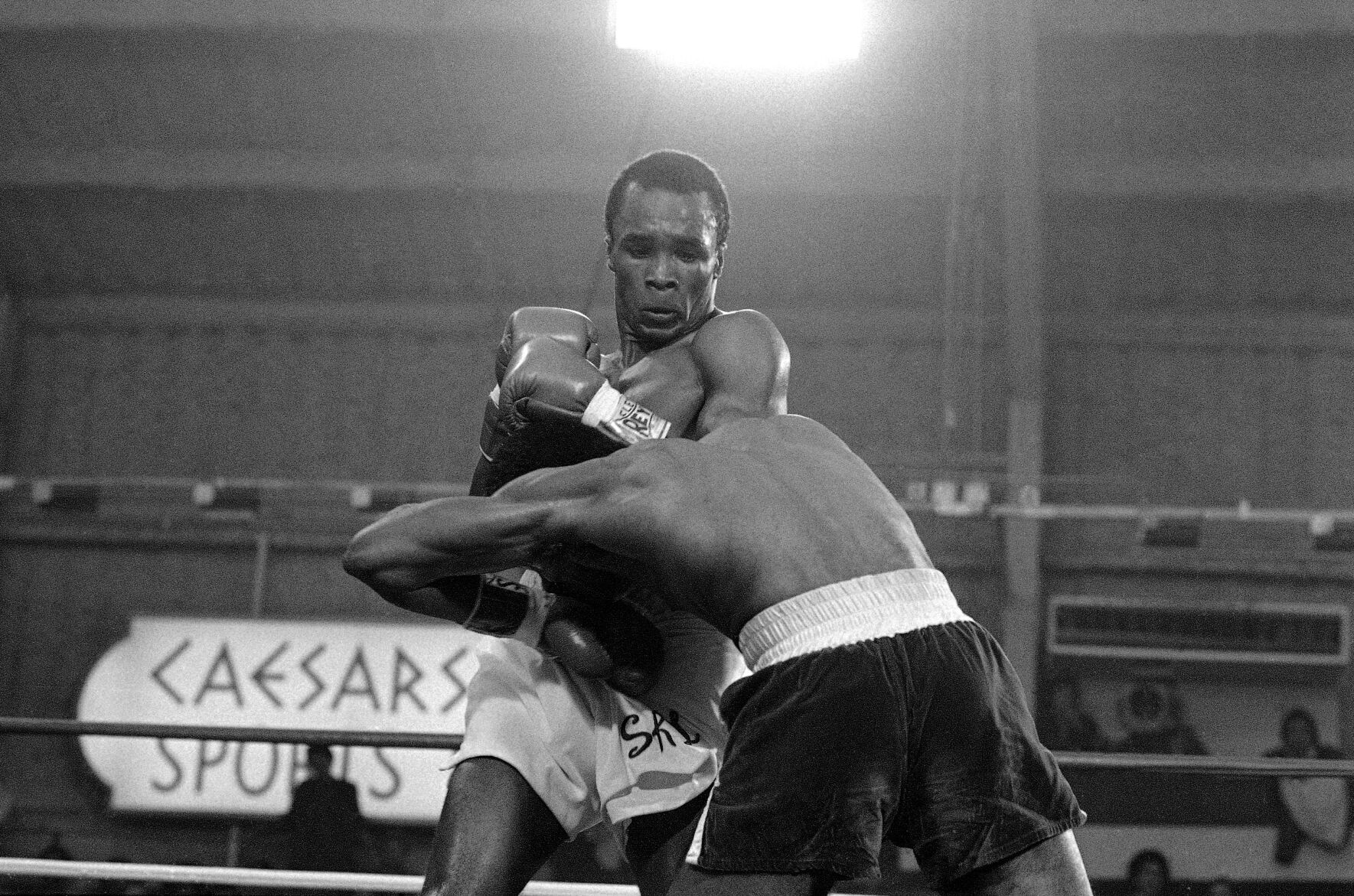 1979: Sugar Ray Leonard wins the WBC welterweight title